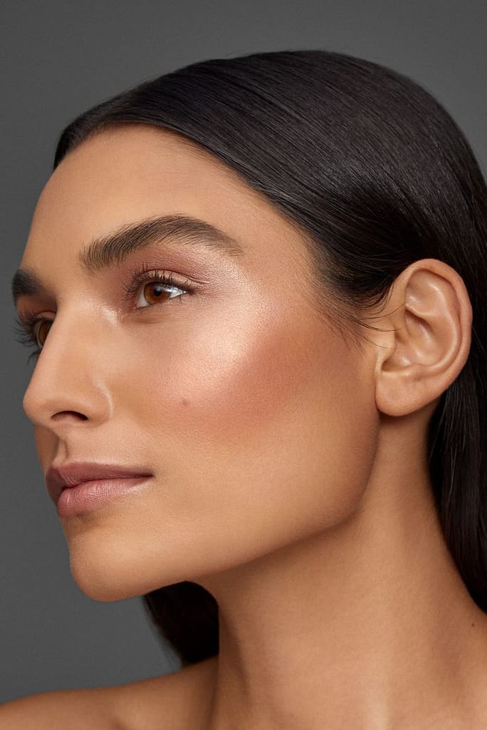 la modella ha la carnagione chiara e calda, capelli e sopracciglia scuri e folti